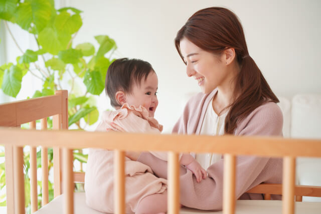 ベビーベッド　赤ちゃんとママ